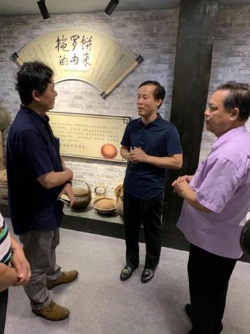 陈衍广先生为调研组成员介绍拖罗饼的由来（2019.7.4）