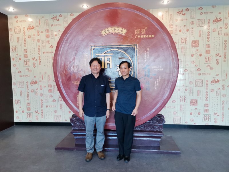 张继焦研究员与省级非遗拖罗饼传承人陈衍广先生合影（2019.7.4）