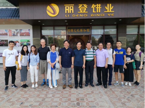调研组成员在丽登饼业的月饼文化博物馆前合影（2019.7.4）