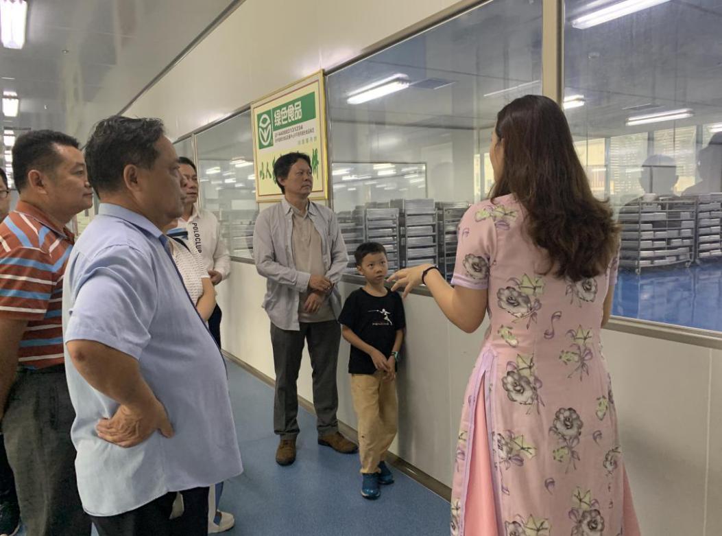 福海饼业有限公司员工正在为大家讲解吴川月饼的制作流程