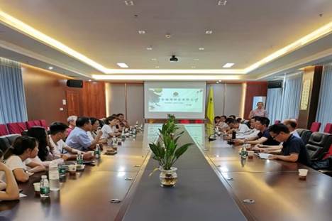 调研组与省级非遗“吴川月饼制作技艺”传承人梁伟兴董事长正在座谈中