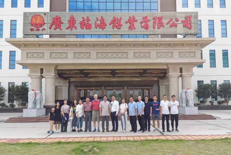 调研组成员在福海饼业有限公司门前留念