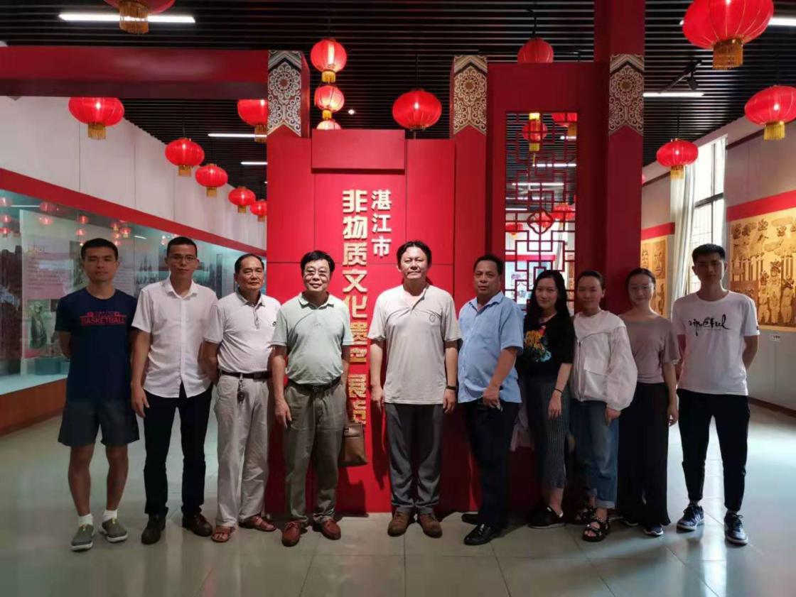 调研组成员们在湛江博物馆内合影留念