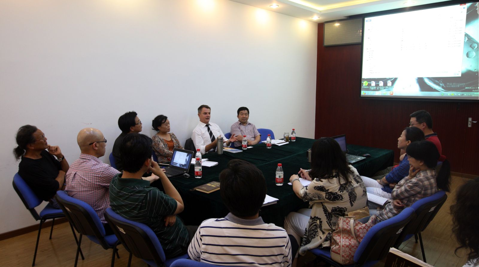 来访学者做专题学术讲座，程明摄影
